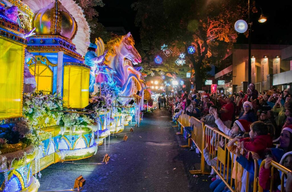 Costa Rican Festival de la Luz featuring live music and colorful parade