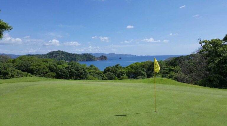 Descubre el golf en Costa Rica: Donde los paisajes exuberantes se encuentran con fairways de clase mundial